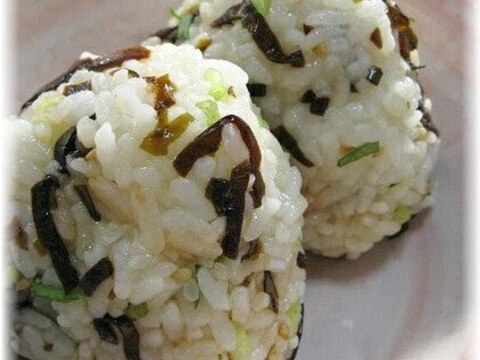 昆布の佃煮と三つ葉で梅おにぎり